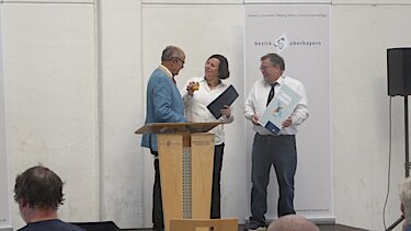 Bezirkstagspräsident Josef Mederer und Imkereifachberater Arno Bruder übergaben den Preis an Monika Dufner, Umweltbeauftragte der Stadt Puchheim.